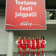 Woop woop! Vihmatants ja murumängud. Säravad A Le Coq promotüdrukud enne Eesti - San Marino mängu.