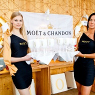 Meie kaunid neiud pakkumas Moët & Chandon Ice Impérial Champagnet.