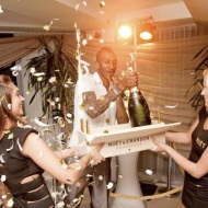 26. augustil 2011 kutsus šampanjabränd Moët & Chandon oma head sõbrad ja kliendid Piritale lounge'i Pärl, et koos nautida šampanjat ning head sööki ja suvele väärikas punkt panna. Külalisi tervitasid ja šampanjat pakkusid Mur Mur kaunitarid.