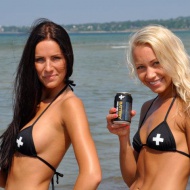 Battery promotüdrukud pakkumas jahutavat karastust Prita rannas. Suvi 2011.